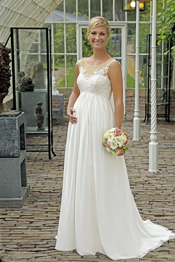 Eine lächelnde blonde Frau im weißen Brautkleid hält einen Blumenstrauß und wirkt glücklich