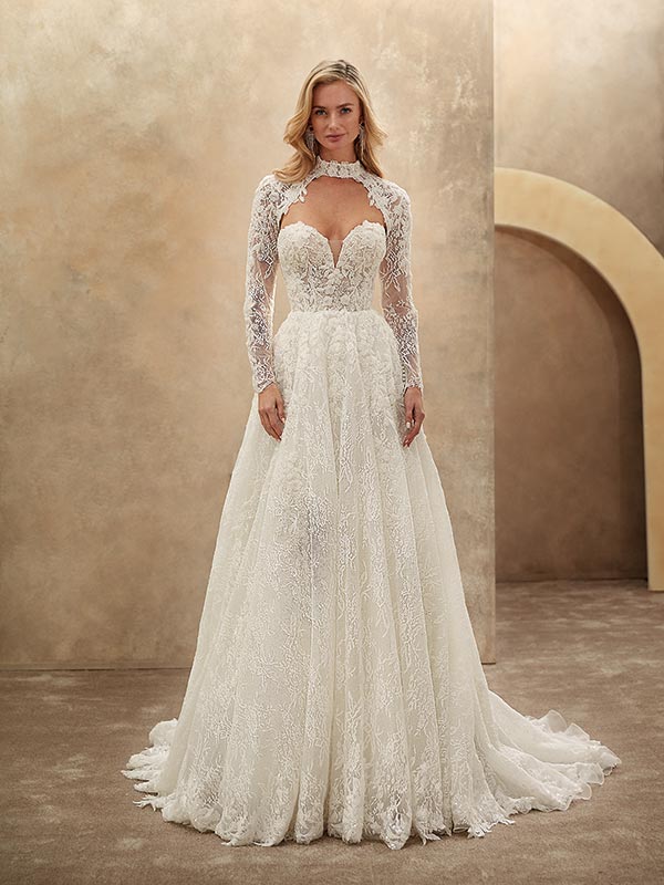 Frau im eleganten weißen Spitzenbrautkleid mit herzförmigem Ausschnitt und sanftem Lächeln