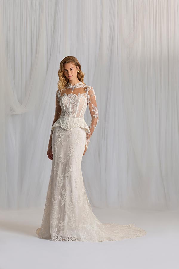 Eine Frau mit neutralem Gesichtsausdruck trägt ein elegantes weißes Spitzenkleid