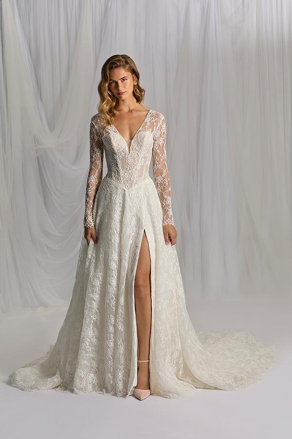 Junge Frau in elegantem Spitzenkleid mit Schlitz, Selbstbewusstsein im Blick, cremefarben